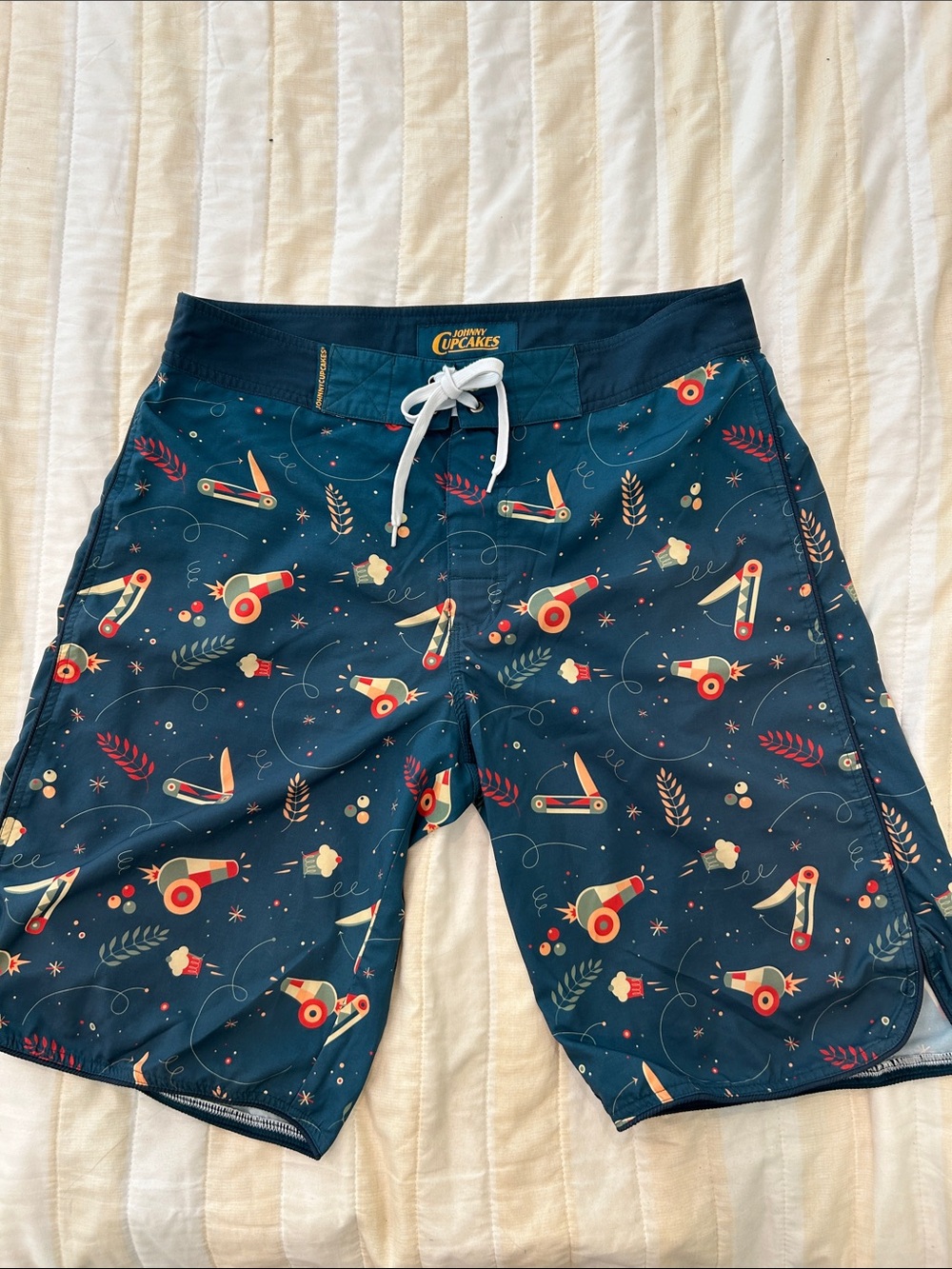 Men's Johnny cupcakes shorts size 34